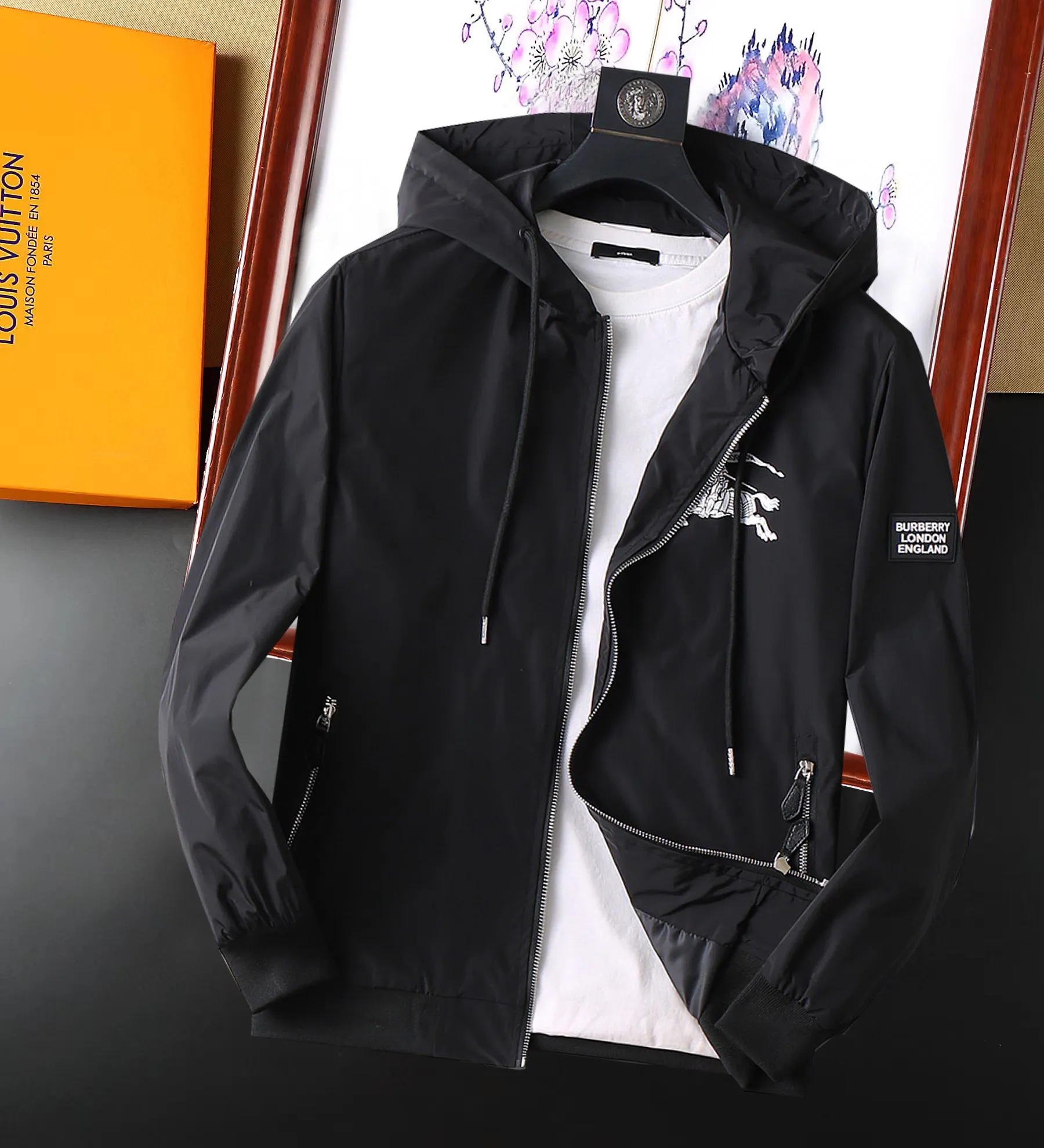 Baibaoli 2026 spring New Arrival jacket, new show product‼ The product is in perfect condition, comfortable and warm, with three standard colors and full and attractive colors. The very outstanding design easily enhances the sense of fashion. The workmanship is extremely sophisticated and rigorous, and the wiring is neat and meticulous! A masterpiece from a famous designer! The upper body does not look bloated and is super handsome! In Stock Sizes：M～XXXL